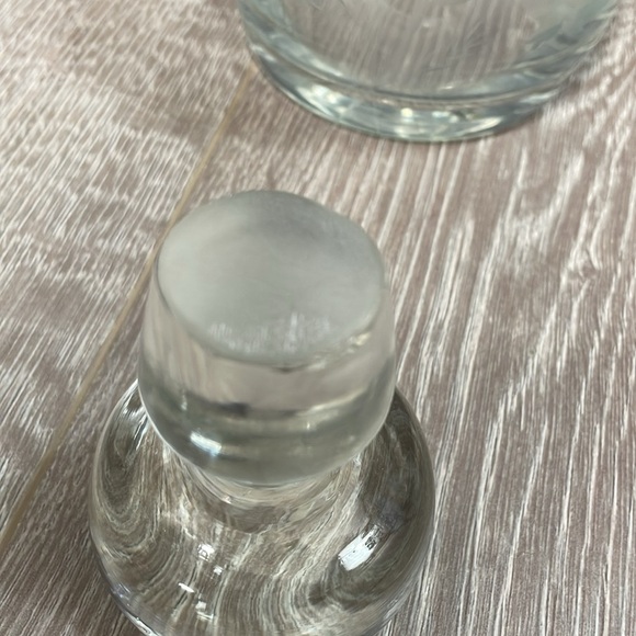 Vintage Glass Wine Liqueur Decanter with Stopper Etched Flowers - Picture 12 of 16